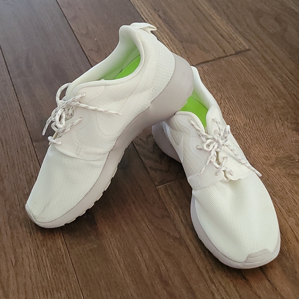 Brand new Nike roshe runners
